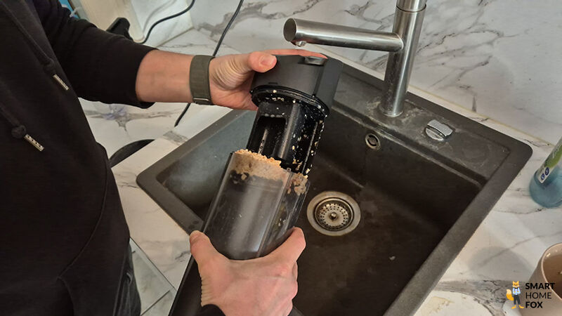 Dreame H15 Pro Schmutzwassertank wird ueber dem Waschbecken entleert.